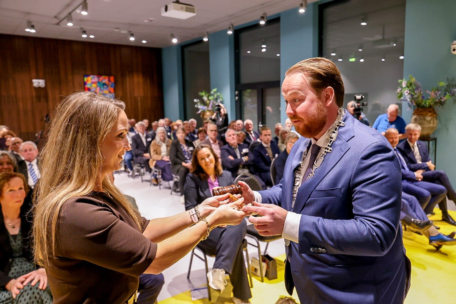 De burgemeester krijgt de voorzittershamer